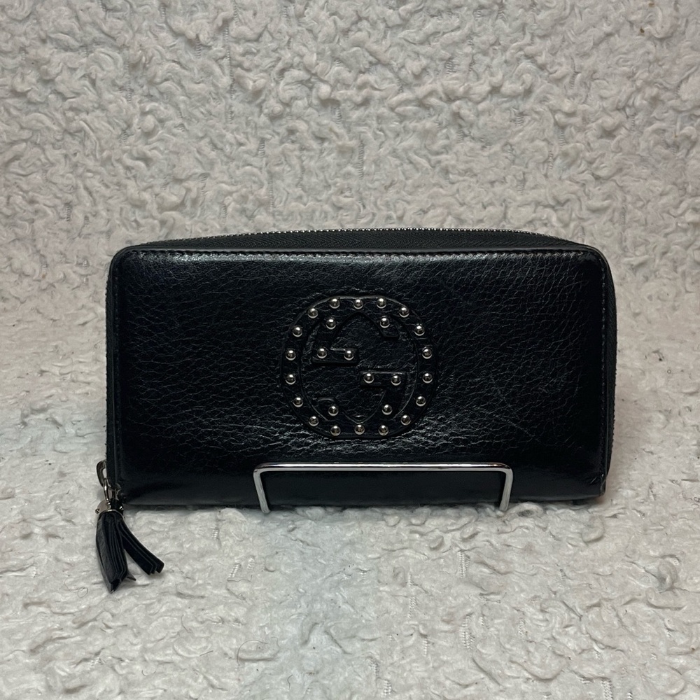 Gucci Interlocking G Studded Leather Soho Continental Wallet in Black